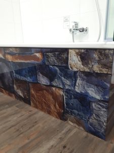 Badewannenverglasung mit Steinmuster