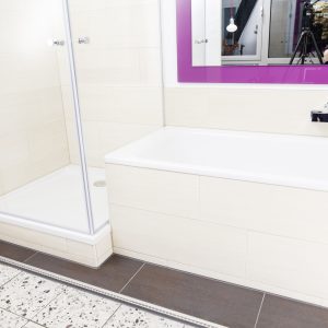 Duschkabine neben Badewanne