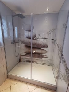 Duschrückwand aus Glas