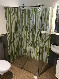 Duschrückwand mit Muster