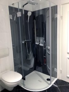 Duschrückwand schwarz