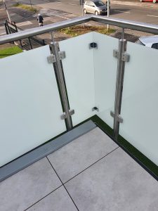 Edelstahlpfosten mit Halter