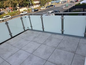 Glasbalkon mit Edelstahlpfosten