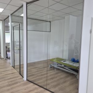 Glastrennwand mit Alu Rahmen und Festteilen