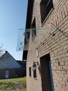 Glasvordach Einfamilienhaus