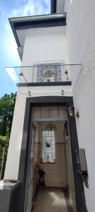 Glasvordach Eingangstür