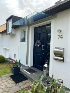 Glasvordach freitragend mit Seitenteil