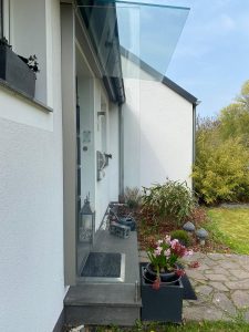 Glasvordach mit Windfang