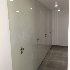 Öffentliche Toilette aus Glas mit Sichtschutz