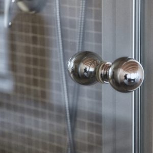 nahaufnahme-eines-wasserhahns-im-badezimmer